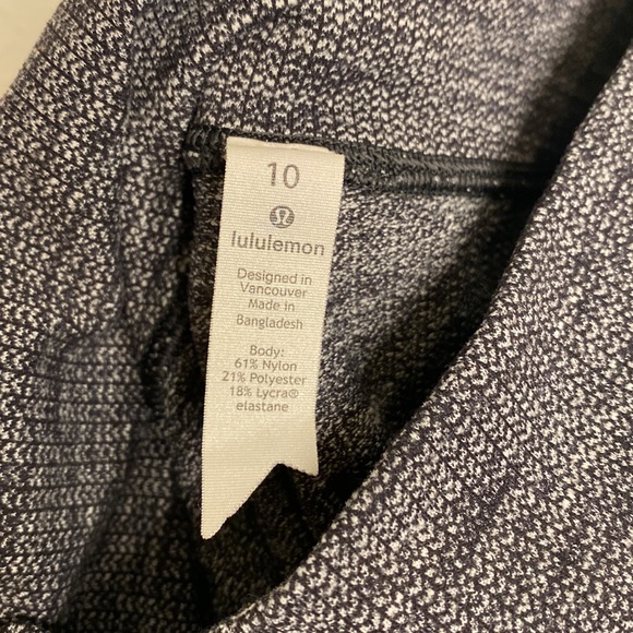 LuLuLemon Full Length Leggings with Reflective Logo and Pocket Inside Waistband - Picture 5 of 11